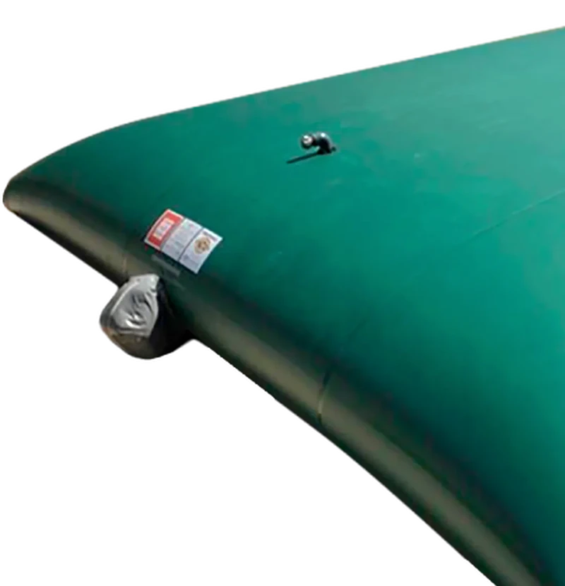 Detalle de la válvula y placa de identificación de un depósito flexible para agua potable