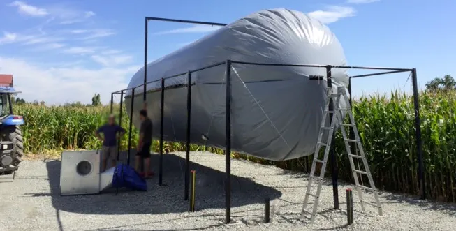 Gasómetro flexible gris de Labaronne en una estructura metálica junto a un maizal