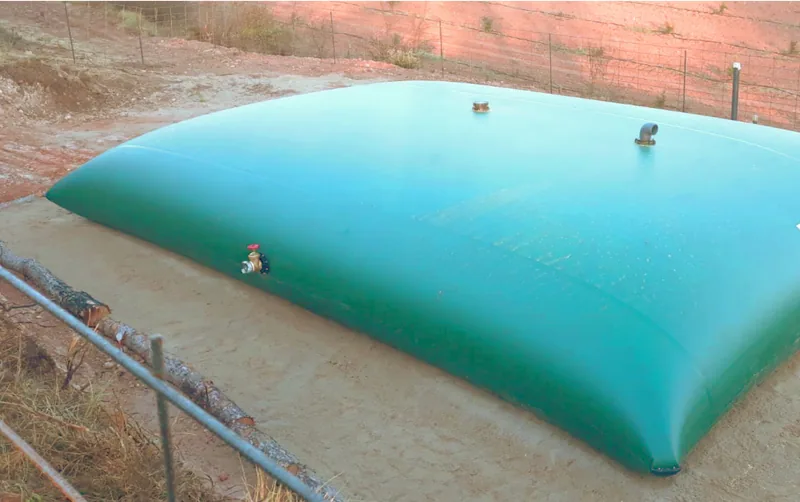 Depósito flexible para abono líquido y fertilizante instalado en campo