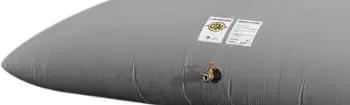 Detalle de tejido, placas de identificación y válvula de una cisterna flexible para purines