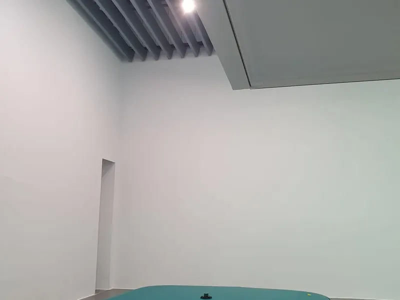 Depósito flexible para reserva de agua instalado dentro de una nave industrial