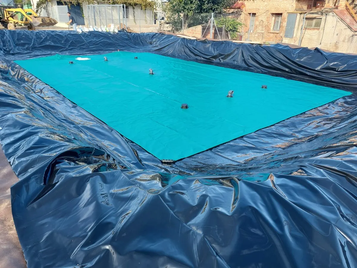 Depósito flexible desplegado sobre una geomembrana impermeabilizante en una obra