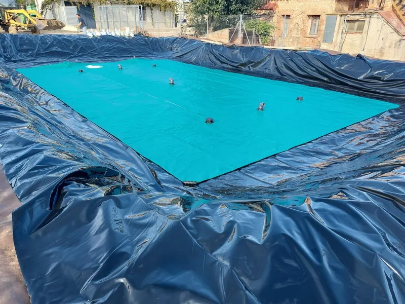 Depósito flexible para agua instalado dentro de una balsa impermeabilizada con geomembrana