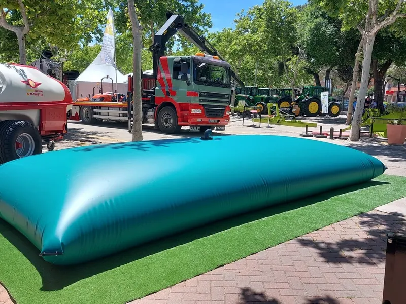 Depósito flexible para agua expuesto sobre césped en una feria agrícola