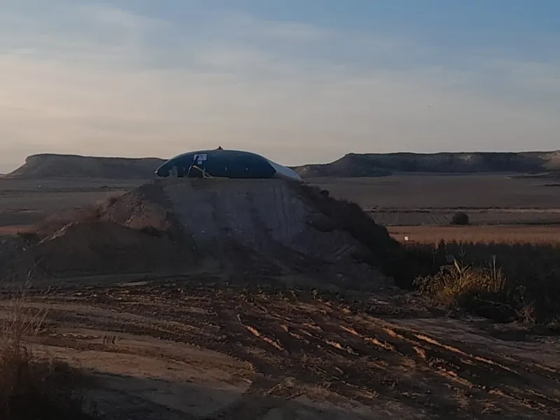 Depósito flexible de gran capacidad instalado en campo de secano junto a silos agrícolas