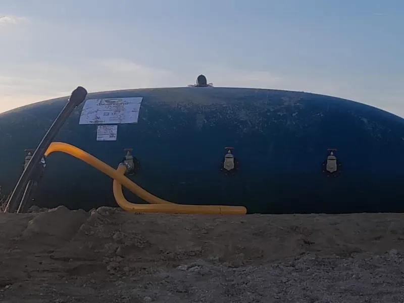 Detalle de las válvulas de salida de un depósito flexible de gran capacidad en campo