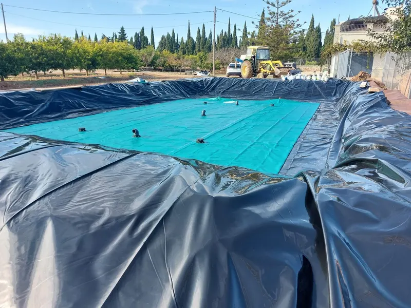 Instalación de un depósito flexible para agua dentro de una balsa impermeabilizada en una finca